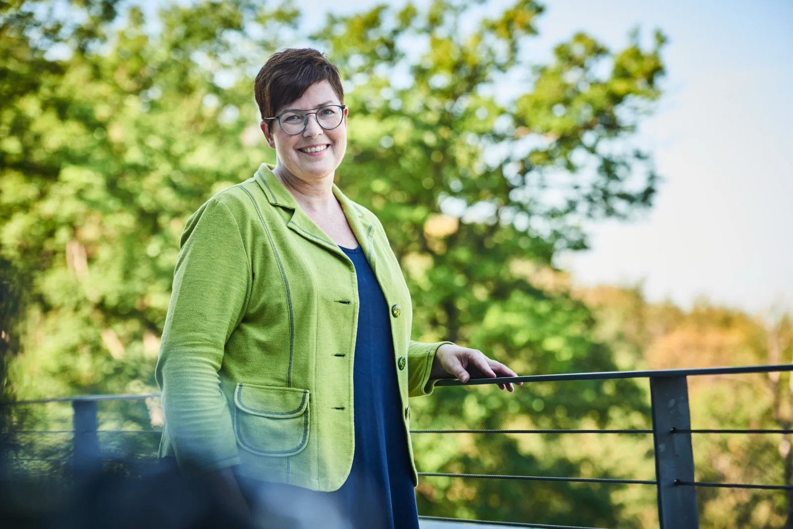 Claudia Effertz im grünen Blazer im Freien